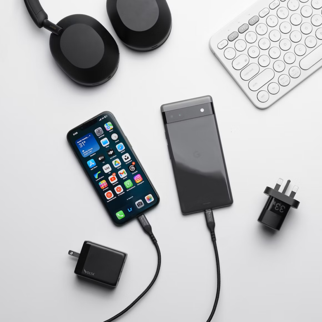 Cellphone and charging device