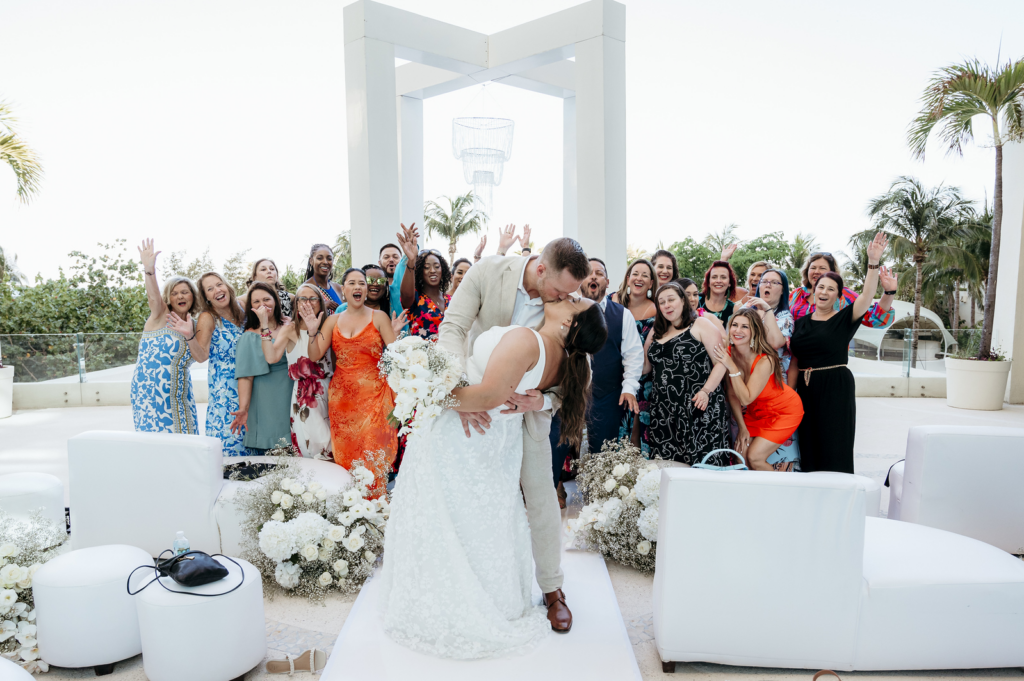 Fun group wedding photo ideas